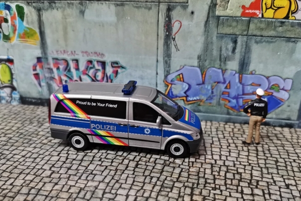 Mercedes-Benz Vito Bus der Polizei Bremen - CSD Version