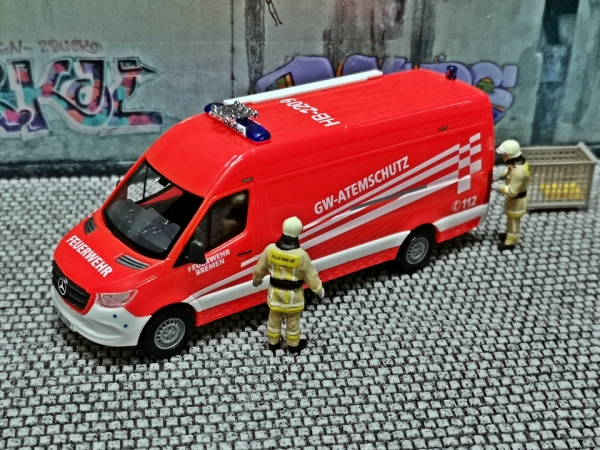 Mercedes Benz Sprinter lang - Feuerwehr Bremen GW- Atemschutz - Tagesleuchtrot